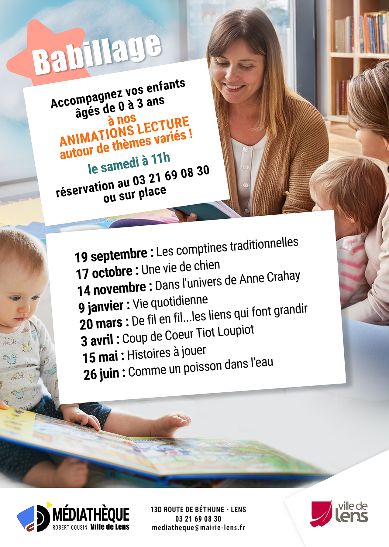 Une bibliothécaire lit des histoires à des enfants. Une maman est présente. Un bébé regarde un livre attentivement. 