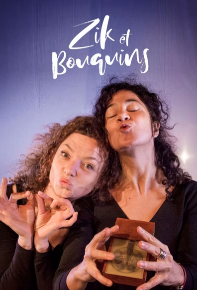 deux femmes habillées de noir sifflent