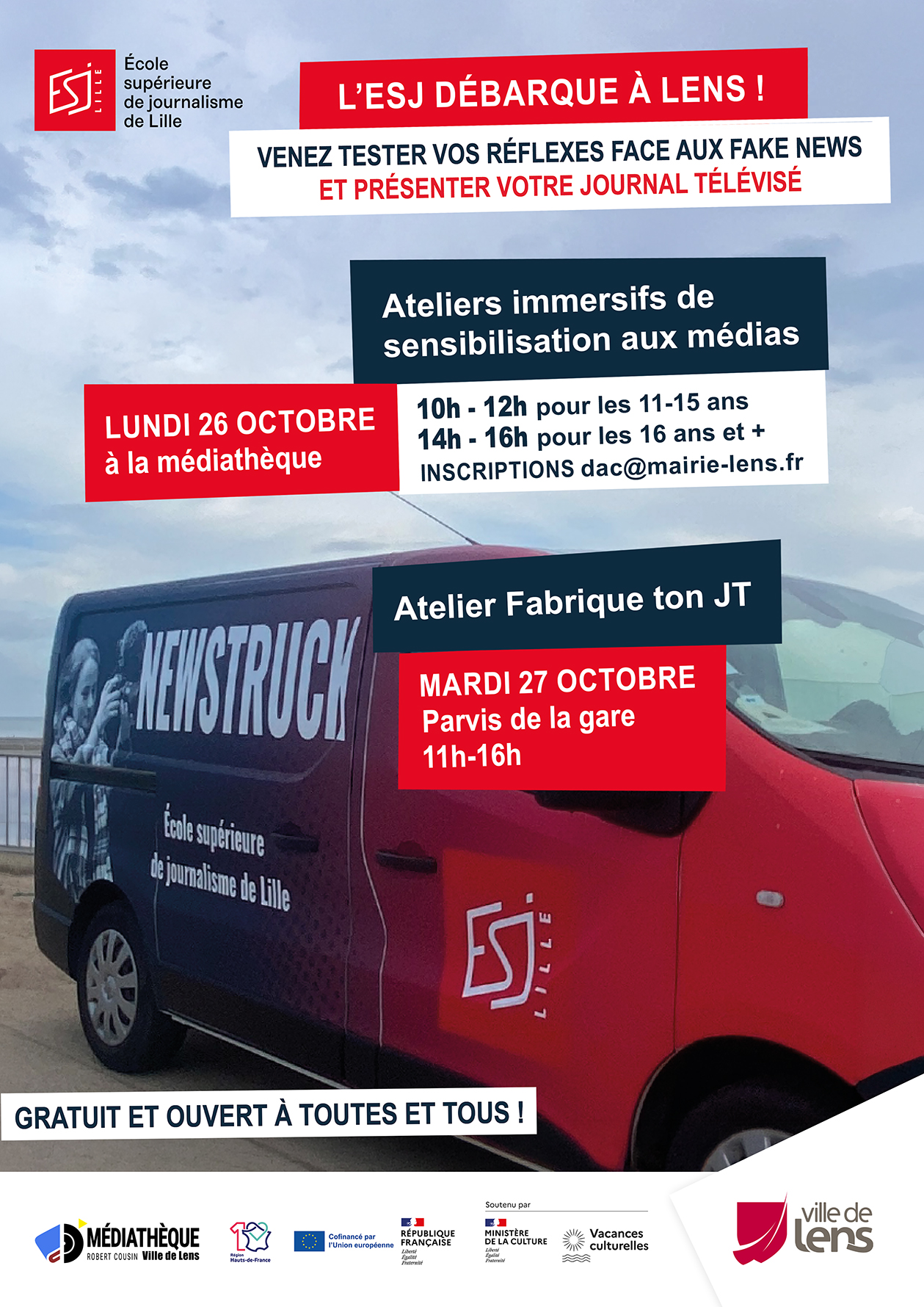 Una camionette sur laquelle est inscrit : newstruck, Ecole Supérieure de Journalisme au centre de l'image avec à l'arrière un ciel légèrement nuageux. 