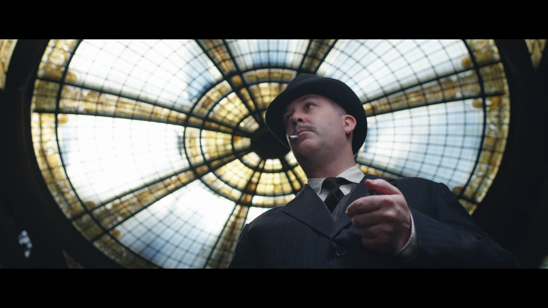 homme fumant une cigarette