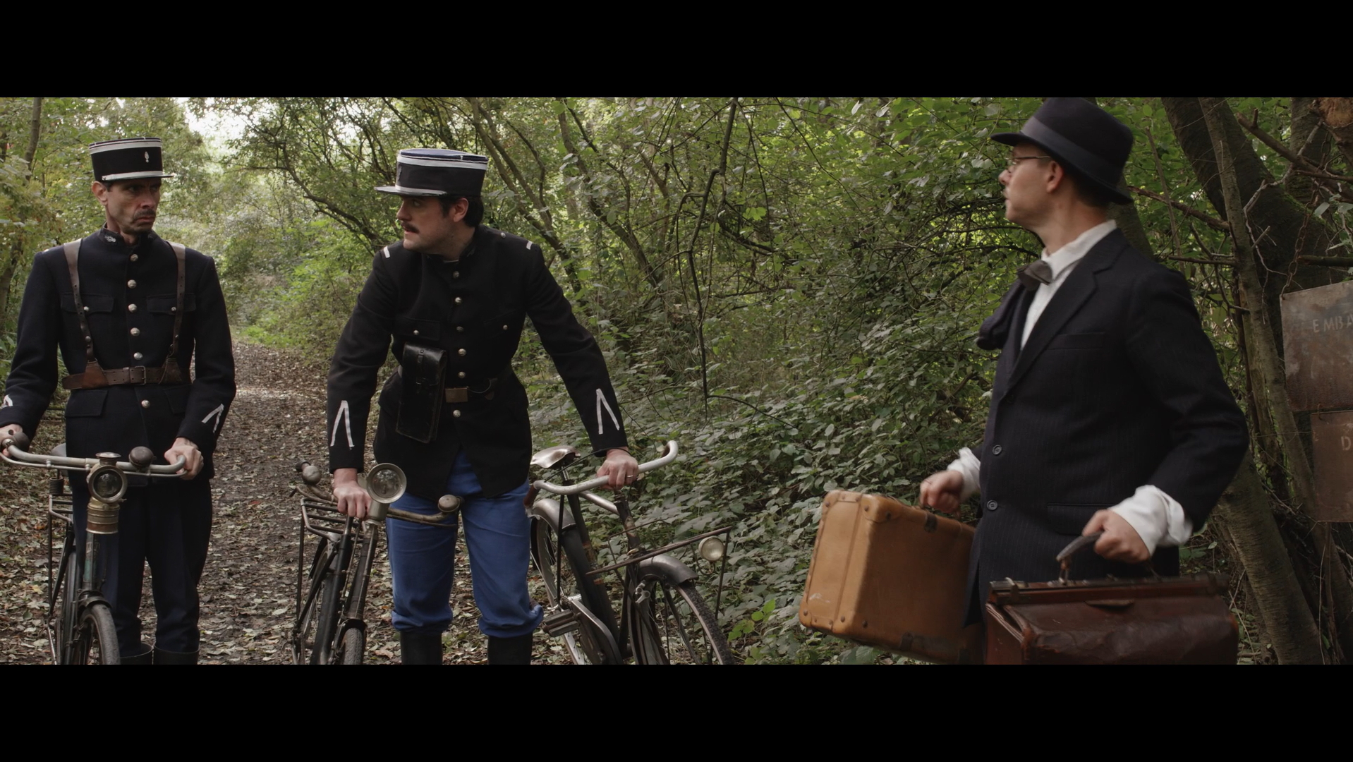 2 gendarmes et un voyageur