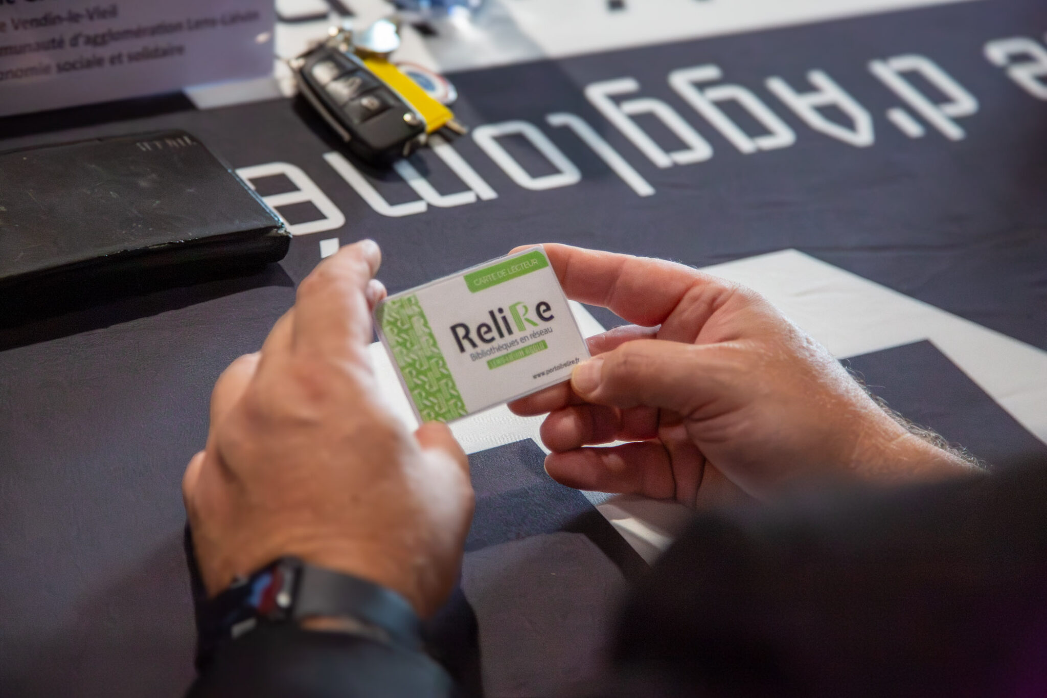 mains tenant une carte